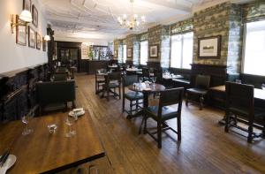 restauracja ze stołami i krzesłami w pokoju w obiekcie The Snooty Fox w mieście Tetbury