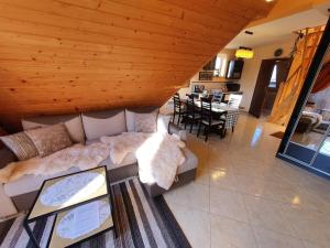 Posedenie v ubytovaní Apartament Pomarańczowy z basenem i sauną