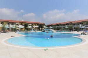 The swimming pool at or close to Villaggio Ducale 012