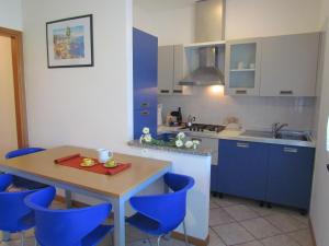 A kitchen or kitchenette at Villaggio Ducale 012