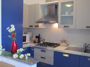 A kitchen or kitchenette at Villaggio Ducale 012
