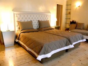 ein Schlafzimmer mit einem großen Bett in einem Zimmer in der Unterkunft Residenza Al Corso Suites in Rom