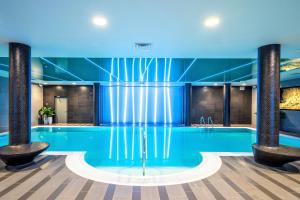 Piscina de la sau aproape de Wellton Riverside SPA Hotel
