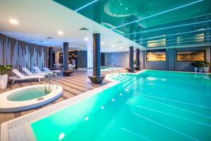 Piscina de la sau aproape de Wellton Riverside SPA Hotel
