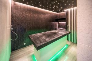 Un pat sau paturi într-o cameră la Wellton Riverside SPA Hotel