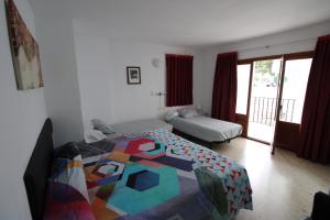 Ein Bett oder Betten in einem Zimmer der Unterkunft Hostal Fornet Altea