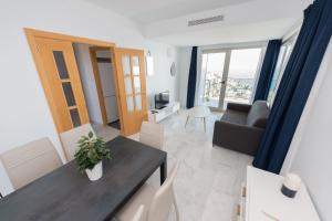 un soggiorno con tavolo e divano di Benidorm High rise apartments - Sea Views - Torre Lugano a Benidorm