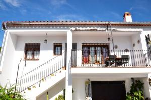 2 vistas para uma casa branca com uma varanda em Casa Rural Aya I em Linares de la Sierra