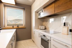 Kuchyňa alebo kuchynka v ubytovaní Apartament Giewont House & Spa z Sauną Zakopane