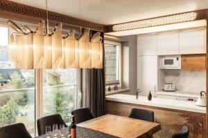 Kuchyňa alebo kuchynka v ubytovaní Apartament Giewont House & Spa z Sauną Zakopane