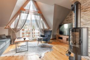 Televízia a/alebo spoločenská miestnosť v ubytovaní Apartament Giewont House & Spa z Sauną Zakopane