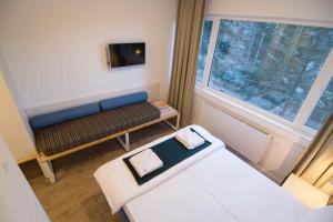 uma pequena sala de estar com um sofá e uma janela em Staza Resort em Bjelašnica