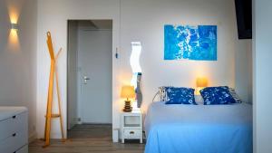 Ένα ή περισσότερα κρεβάτια σε δωμάτιο στο Appartement - Les Pieds Dans L'Eau