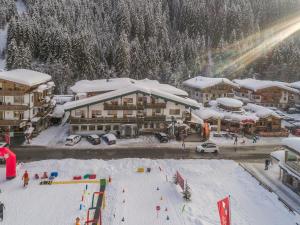 eine Skihütte mit viel Schnee auf dem Boden in der Unterkunft Hotel Mitterhof in Gerlos
