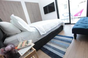 カサブランカにあるJoumaya Luxury Gauthierのベッドルーム1室(ベッド1台、テーブル、ソファ付)