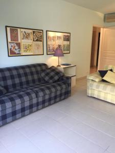 - un salon avec un canapé et un lit dans l'établissement Appartamento in centro a Mentone vicino alla spiaggia Parcheggio privato INCLUSO!, à Menton