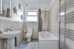 Vannituba majutusasutuses Hidden Gem-Open To Book-Super Location