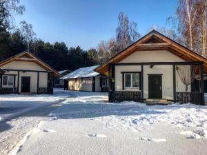 dom ze śniegiem przed nim w obiekcie Клёвое место w mieście Protsev
