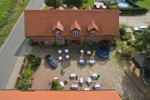 einen Luftblick auf ein großes Haus mit einer Terrasse in der Unterkunft Zur Goldenen Kartoffel in Prötzel + 17 Fotos