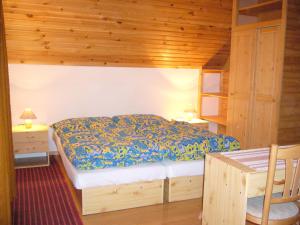 ein Schlafzimmer mit einem Bett und einer Holzdecke in der Unterkunft Chata Ala in Demänovská Dolina