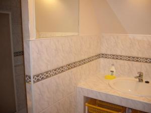 ein Badezimmer mit Waschbecken und Spiegel in der Unterkunft Chata Ala in Demänovská Dolina + 3 Fotos