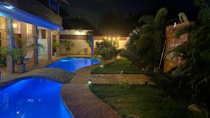 ein Schwimmbad im Garten eines Hauses nachts in der Unterkunft Bambo Villa in Paracuru
