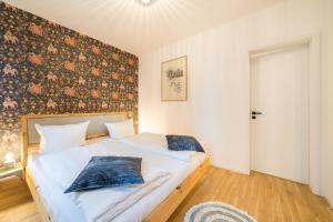ein Schlafzimmer mit einem Bett mit zwei Kissen darauf in der Unterkunft Design Apartments - "Am Weinberg" in Potsdam
