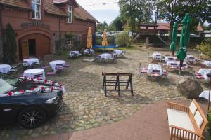 a car parked in front of a patio with tables and chairs at Zur Goldenen Kartoffel in Prötzel