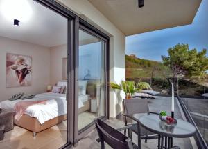 Balkón alebo terasa v ubytovaní Luxury Villa Happiness Private Pool, Jacuzzi, Sauna & Gym Near the Beach