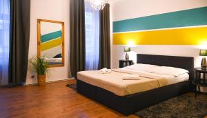 維也納的住宿－Modern Apartment Wiener Stadthalle，一间卧室设有一张床和色彩缤纷的墙壁