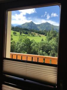 okno z widokiem na pole i góry w obiekcie Penzión Bachleda w Zdziarze
