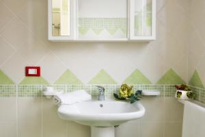 a bathroom with a sink and a mirror at Casa Longo 2 in Castellammare del Golfo