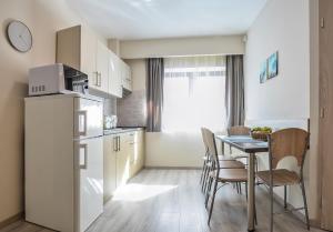 Kuchyňa alebo kuchynka v ubytovaní For You Apartmanok