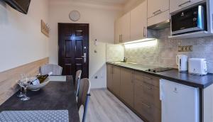 Kuchyňa alebo kuchynka v ubytovaní For You Apartmanok