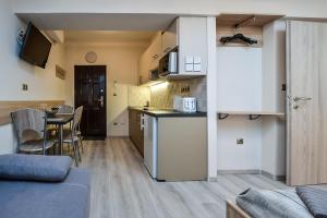 Kuchyňa alebo kuchynka v ubytovaní For You Apartmanok