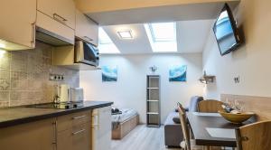 Kuchyňa alebo kuchynka v ubytovaní For You Apartmanok