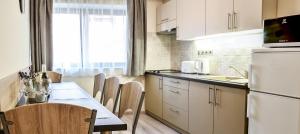 Kuchyňa alebo kuchynka v ubytovaní For You Apartmanok