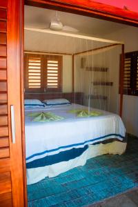 ajar view of a bed in a bedroom at Casa FLOREAL Icaraizinho de Amontada wifi in Icaraí