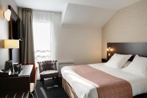Una cama o camas en una habitación de Logis Havvah Hôtel Gap