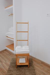 una camera con tavolo e asciugamani su una mensola di Casas de Mar - Casa Estrela do Mar a Olhão
