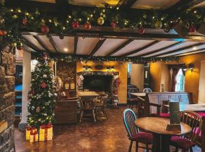 un ristorante con albero di Natale e tavoli e sedie di The Hoops Inn & Country Hotel a Bideford
