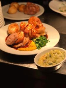um prato de comida com camarão numa mesa em The Hoops Inn & Country Hotel em Bideford