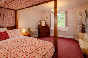 ein Schlafzimmer mit großem Bett und Fenster in der Unterkunft Valentine Cottage in Ambleside