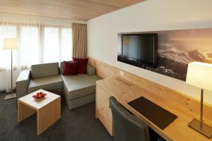 Телевизор и/или развлекательный центр в Hotel Laaxerhof