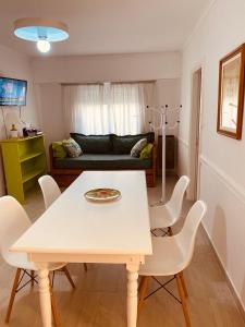 ein Wohnzimmer mit einem weißen Tisch und Stühlen in der Unterkunft Los Robles Centro in Tandil