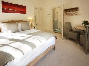 سرير أو أسرّة في غرفة في Daisybank Cottage Boutique Bed and Breakfast