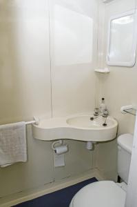 A bathroom at Campbells Guest House