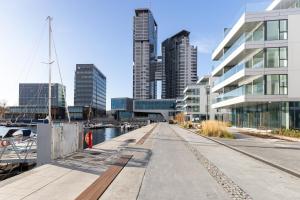 uitzicht op een stad met hoge gebouwen bij Stan Apartamenty Yacht Park Gdynia in Gdynia