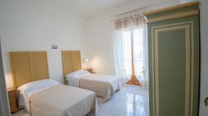 Кровать или кровати в номере VILLA SALINA MONACI