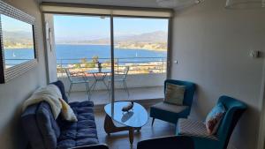 a living room with a view of the water at DEPARTAMENTO EDIFICIO MARES DE MONTEMAR in Concón